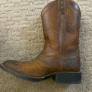 Ariat size 12 toddler cowboy boots. Worn one season. Good condition.